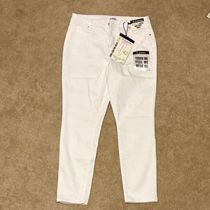 D. jeans high waist ankle nwt